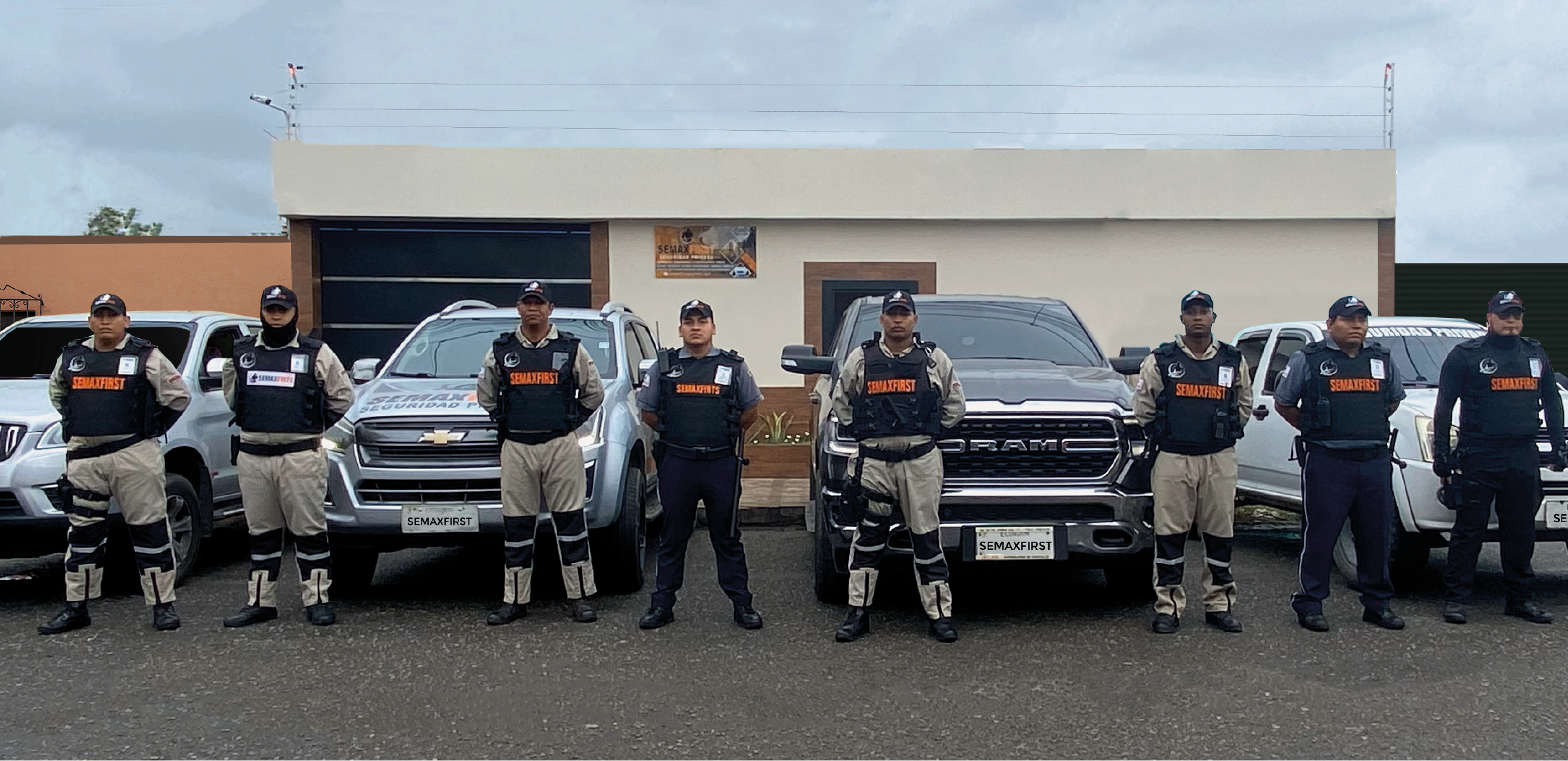 Equipo Semaxfirst Cía. Ltda. formado con la flota institucional frente a la base operativa